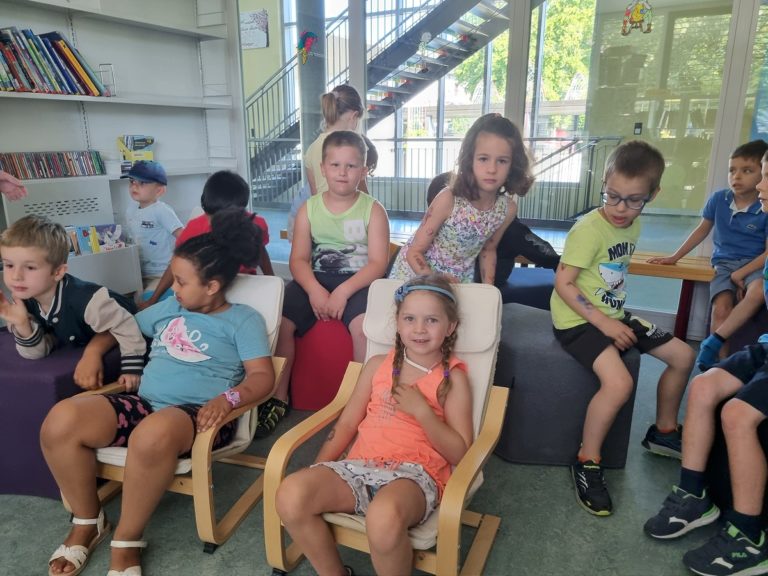 Besuch in der Schulbibliothek des Kindergartens Leibstadt