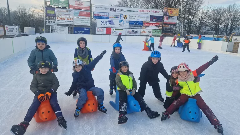 Ein gelungener Morgen auf dem Eisfeld für die Schüler*innen der 1. und 2. Klasse vom Standort Leibstadt