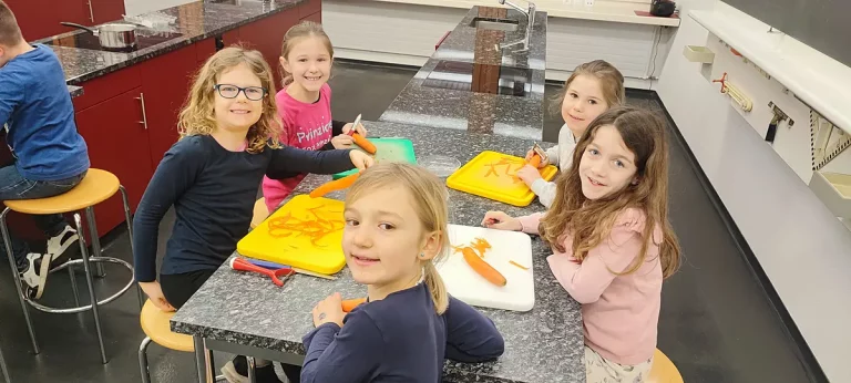 Kochen mit den Grossen des Kindergarten Leibstadt – lustig belegte Brote